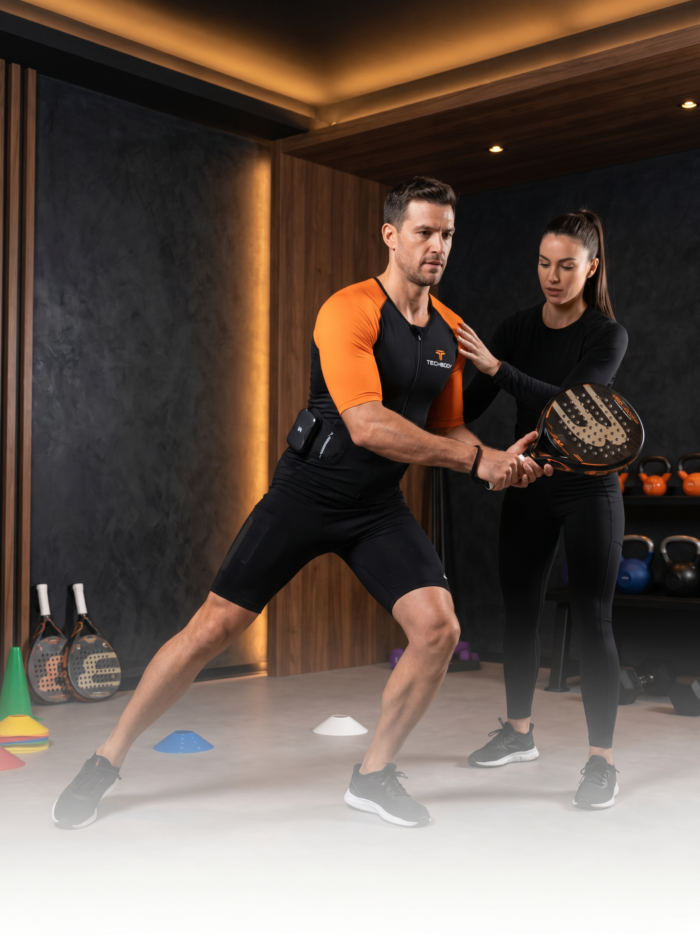 Cliente TechBody a trabalhar battle ropes com acompanhamento de treinadora